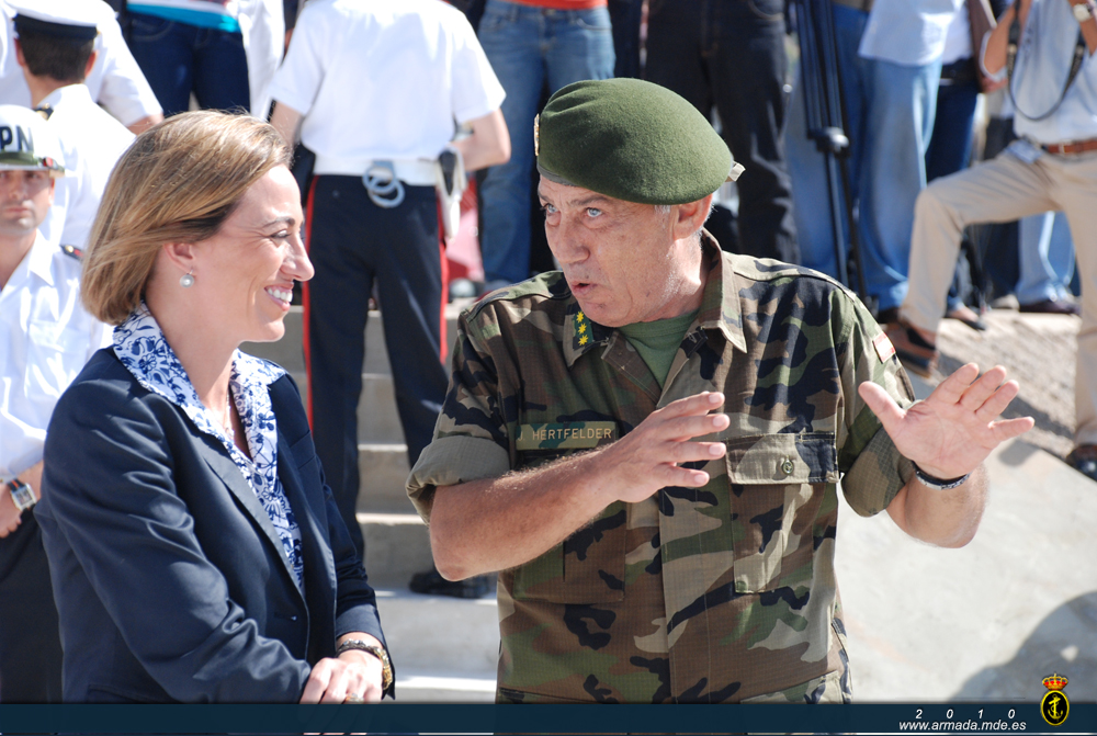 El Coronel Jefe de la Fuerza de Guerra Naval Especial de Infantería de Marina explica a la ministra en qué consiste la demostración
